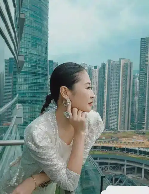 把小三送进精神病院管虎梁静被曝已离婚小三网上逼宫,控诉梁