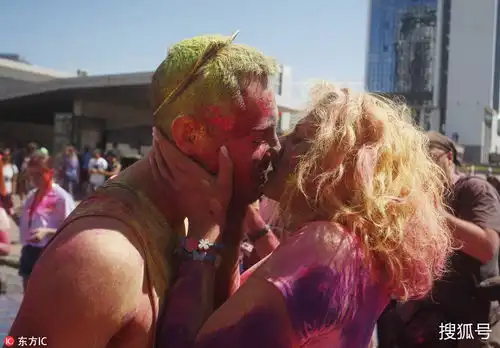  乌克兰举行年度彩色跑情侣在彩色海洋中浪漫拥吻
