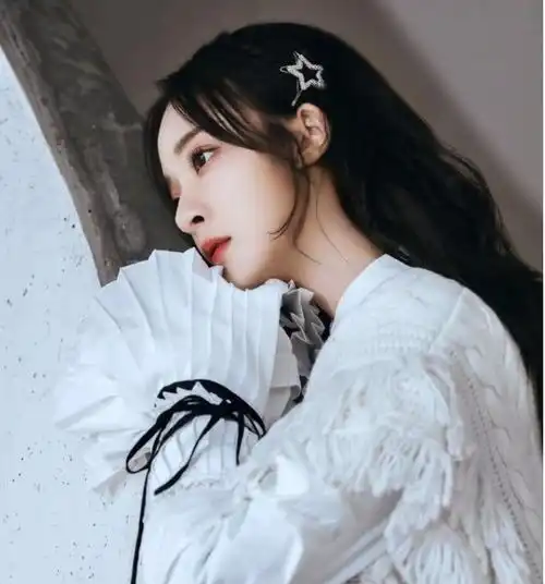  主持人李莎旻子公开恋情感恩男友带其走出阴影,男方身份成谜