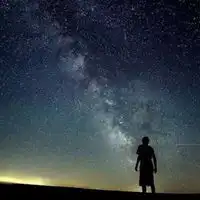  一个人仰望天空的图片动漫独自一人仰望天空唯美图片