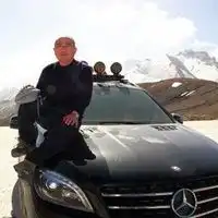  坐在奔驰引擎盖上的头像微信头像图片大全