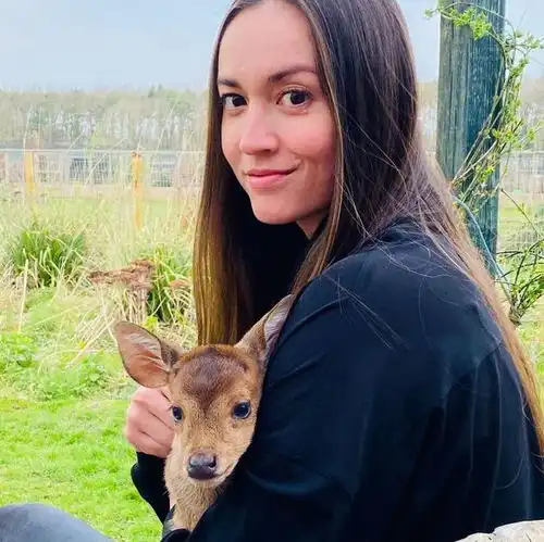  洗米嫂全家在国外露面,老公被关18年,继子和她开启新生活