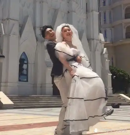  情侣在浪漫城堡拍婚纱照,老公拥抱姿势太狗血,成片中的手才是焦点