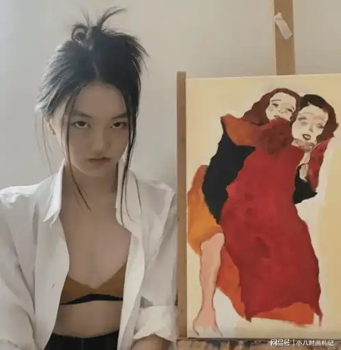 李嫣在闺蜜家过年穿吊带比继母还成熟,嘴唇彻底修复美过王菲