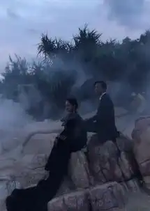  情侣拍黑暗风结婚照风格迥异,全身黑漆漆,网友黑山老妖结婚吗