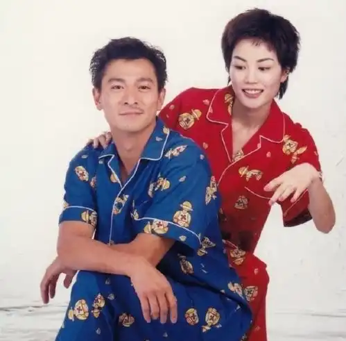  肖战道歉王思聪投喂新女友周冬雨送失忆老人关注这些事