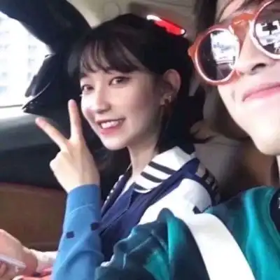  溺毙一对两张潮流气质真人情头.偶尔羡慕情侣偶尔庆幸自由