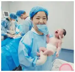 新生儿一把扯下护士口罩,宝宝妈妈快拍照,就是这个人剪我脐带