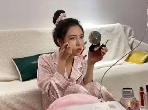  女明星居家照大赏化全妆穿睡衣就你不对劲