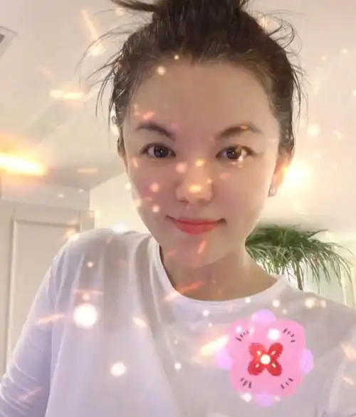  45岁李湘近照暴瘦,t恤搭丸子头像张雨绮,鸽子蛋耳环不便宜