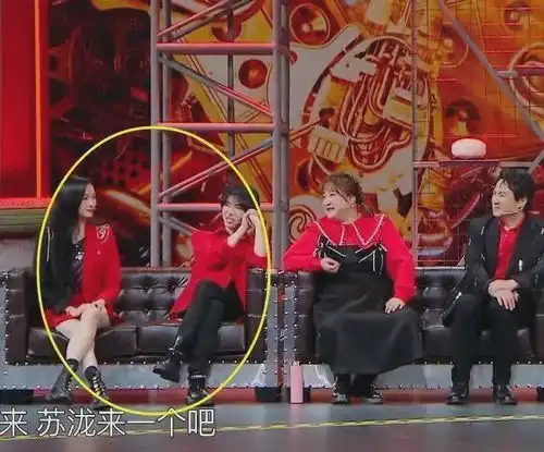  华晨宇忘关麦问鹿晗呢关晓彤娇笑着回3字,观众听后全场起哄