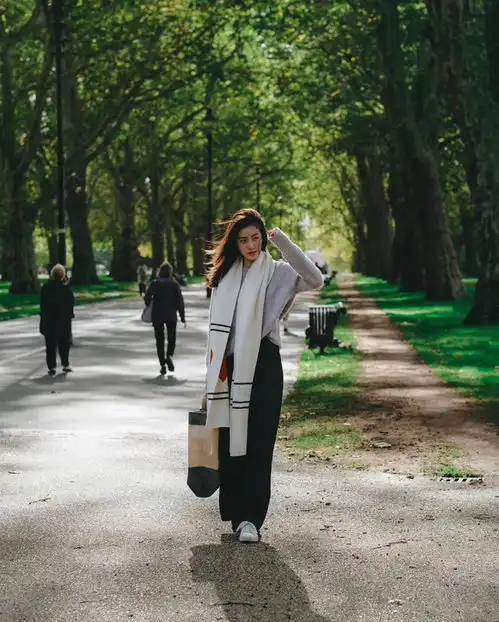  平采娜cos玛丽莲梦露,一身抹胸吊带羽裙,化身美艳热火女郎