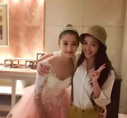 鹿晗关晓彤高调同框,娱乐圈的爱情难道都这么尴尬吗