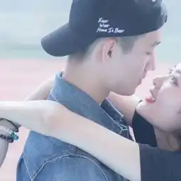  你只记得我坚强.却忘了我是个女qq情侣头像我要个性网