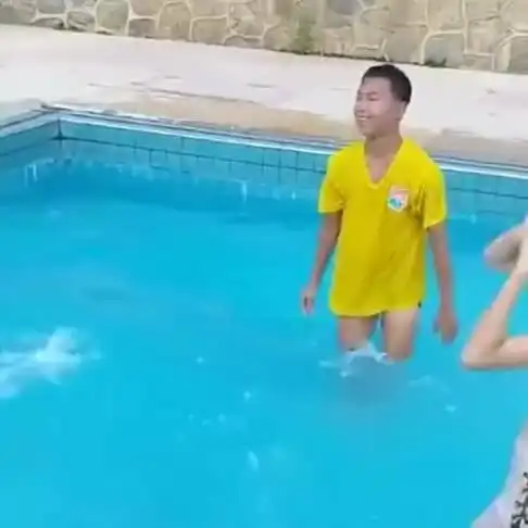  美女落水就扶,男人落水就不扶这待遇差别好大扎心了