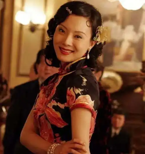  她曾红过孙俪,是娱乐圈有名的才女,今为爱甘愿嫁给二婚男当后妈