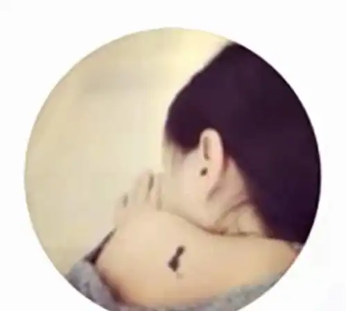 14岁李嫣与闺蜜玩变装,穿水手服露小蛮腰,早熟画风引争议