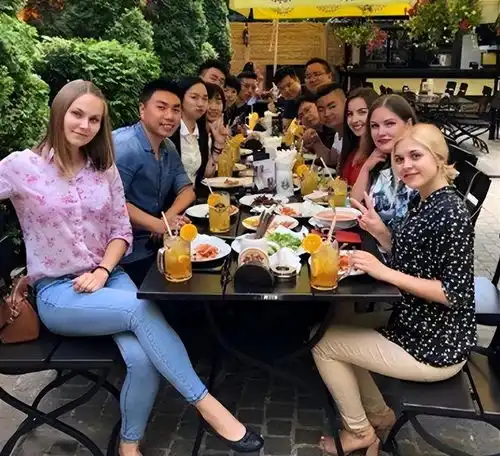  河北小伙32岁时娶乌克兰18岁女高中生,为其建3000平大别墅