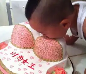 只记得前几天我们几个闺蜜从操场一角经过...