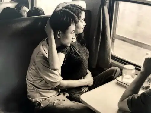  90年代热闹的绿皮火车热恋中的情侣很甜蜜,漂亮女孩卧铺拉二胡