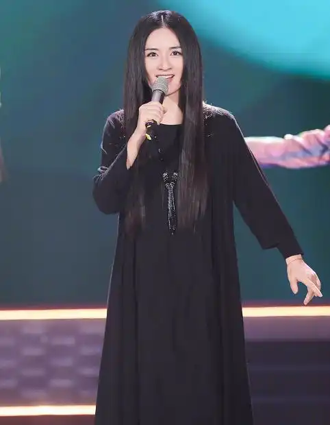  谢娜因二胎要退出快本替代者来自时代少年团,合同签了5年