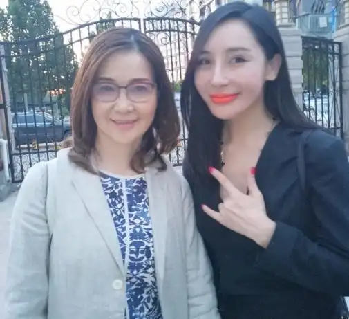 李小璐把闺蜜告上法庭昔日的泰迪姐妹情呢