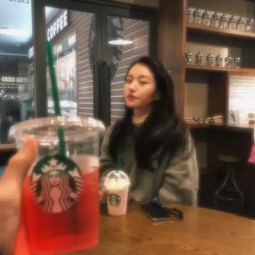街拍玉颈又细又长的天鹅颈美女都出现在哪里你们喜欢那类型的美女