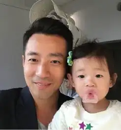  小玥儿越长越像汪小菲吃棒棒糖的样子超萌