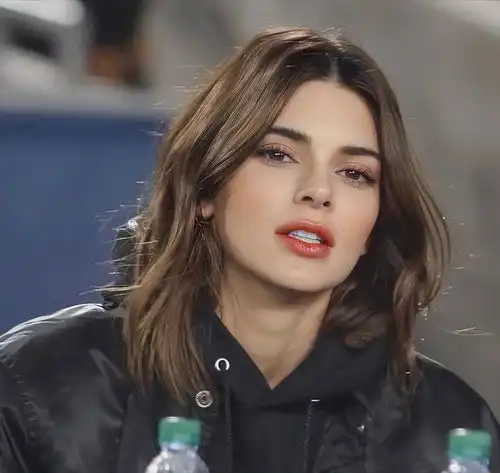  开启新恋情,詹娜心情很棒,穿漂亮短裙现身洛杉矶,开始忘掉布克