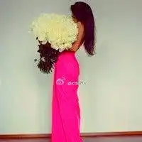  女生微信抱花头像女生抱着花束