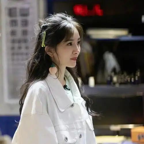  杨幂又双叒被偶遇逛街,购物太大气,网友她在批发吊带吗