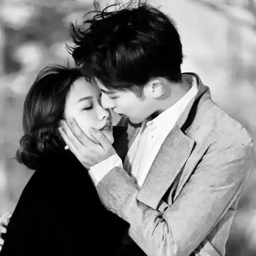  法式接吻情侣接吻头像图片扣扣居