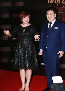  贾玲与绯闻男友走红毯拉衣服大笑好亲昵