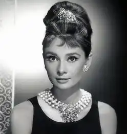  她是坠入凡间的精灵,却用坎坷的一生书写传奇信者得爱