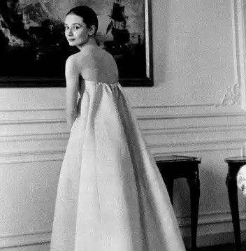  1953年,26岁的纪梵希第一次见到24岁的赫本,不婚不娶守护她46年