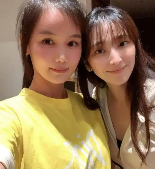 42岁吴佩慈与闺蜜聚会吃火锅,素颜出镜皮肤状态超好,不输少女