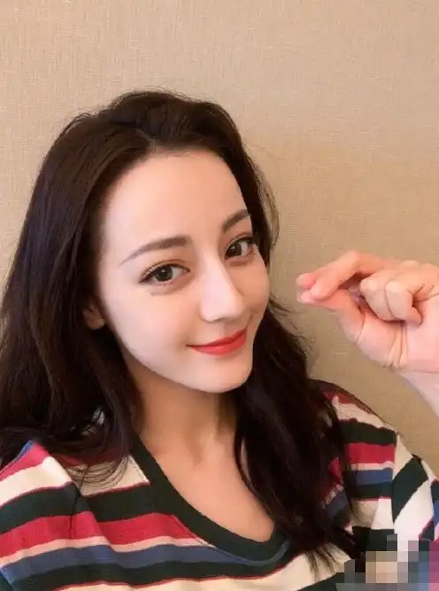  迪丽热巴错用表情包后续,给杨幂蔡徐坤道歉,双方粉丝欣然接受