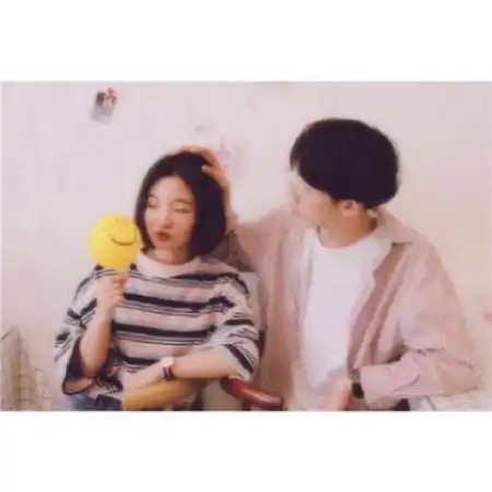  白边情侣头像双人两张,全部是上下白边的