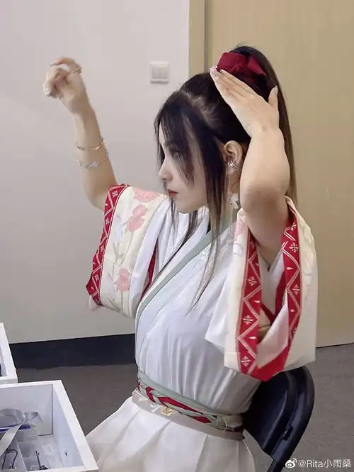 lpl解说rita化身古风女侠客引粉丝热议学会爬你家窗户
