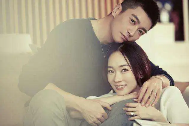  杜江霍思燕深夜聚会,夫妻俩背同款情侣包,价格都能买辆车了