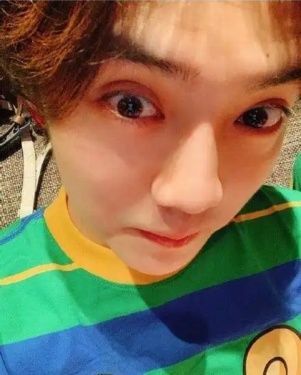  鹿晗深夜独自会友,驾驶百万豪车超奢侈,穿情侣装又暗戳戳发糖