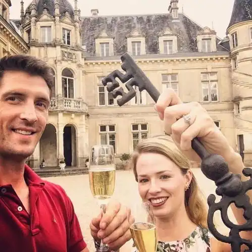  任性破产情侣花500万,买下240亩城堡,过上皇室贵族生活