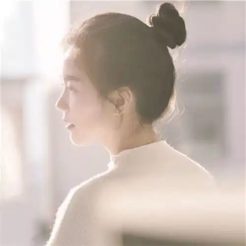  女背影头像看你侧脸的轮廓在灯火中隐没