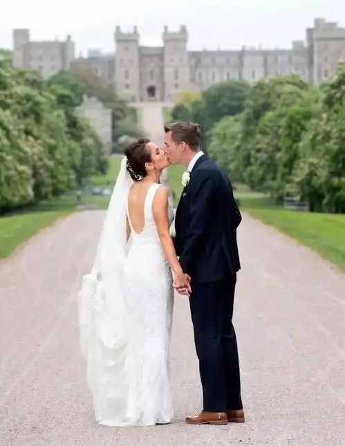  一对英国情侣在温莎古堡复制了王室婚礼,还邀请了哈里梅根