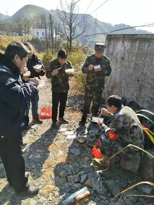  泗洲镇红袖章齐齐出动扎实做好冬至期间森林防火工作