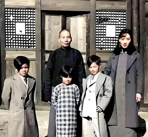  1935年,刘文辉一家人的合影,妻子貌美如花,82岁去世刘湘军训军衔邓锡侯潘文华军事同盟军事条约网易订阅