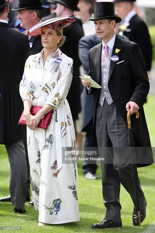  爱德华王子暗中秀恩爱和索菲戴情侣色领带,结婚25周年依旧甜蜜