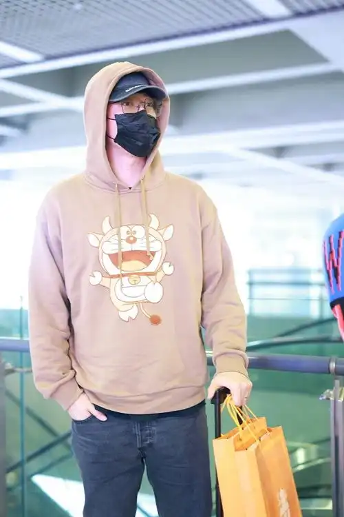  刘翔和妻子穿卡通情侣装现身撒狗粮,吴莎看老公眼神爱意满满