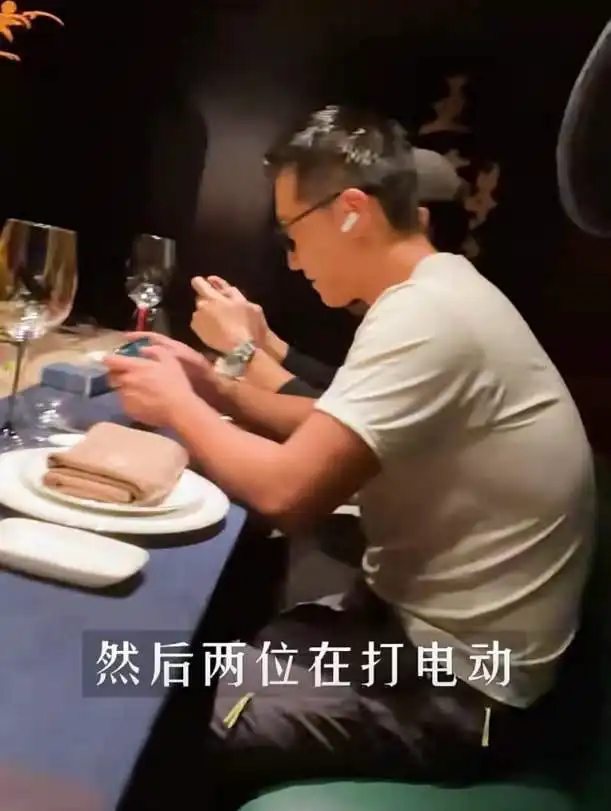  何超莲带男友与友人聚餐窦骁幸福肥明显