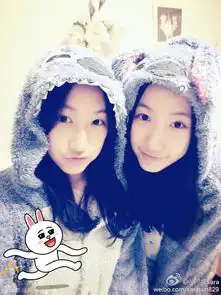  复旦双胞胎姐妹晒学位服照姐妹花海量私照